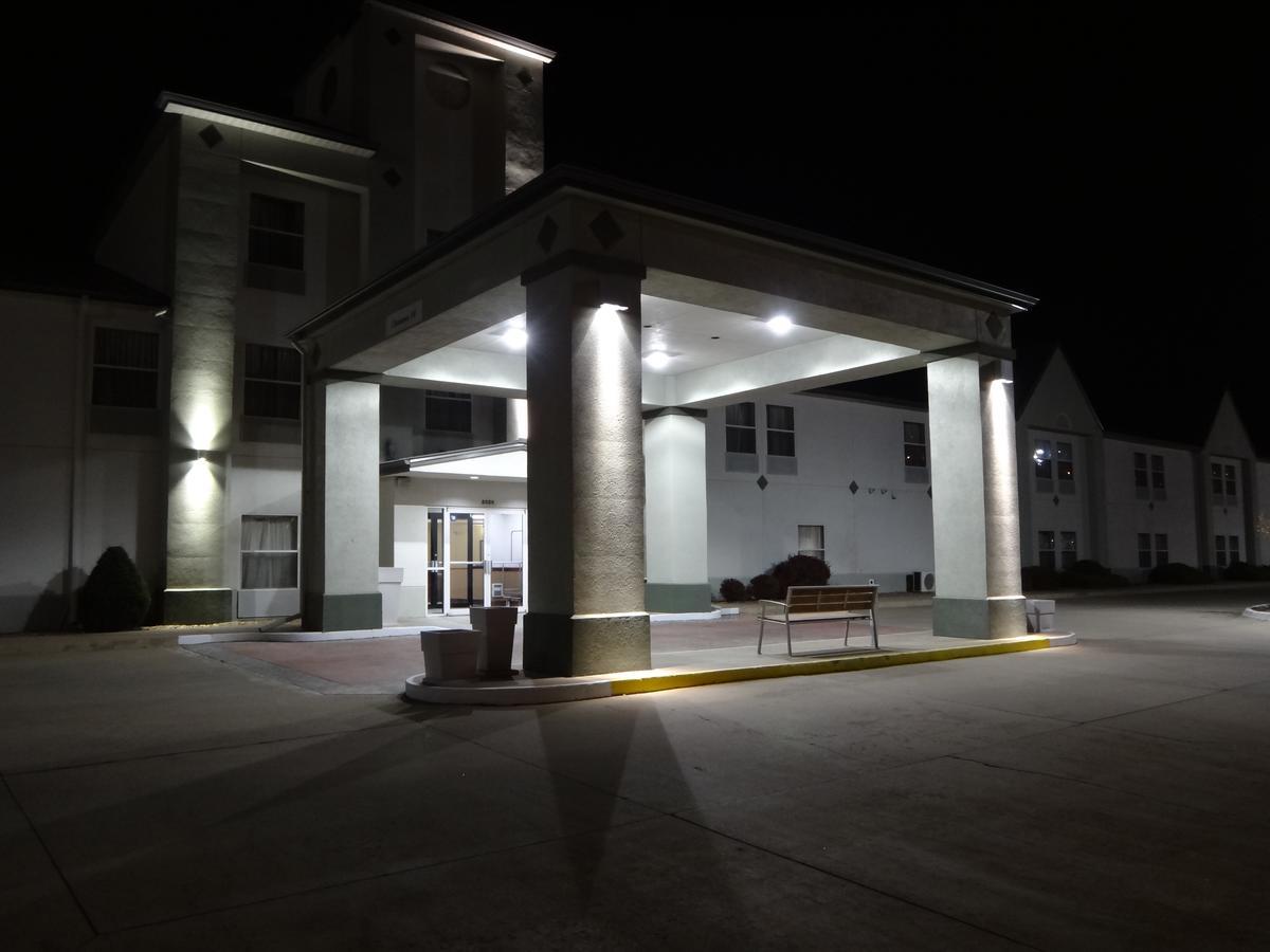 Windsor Inn & Suites Dodge City Exterior photo