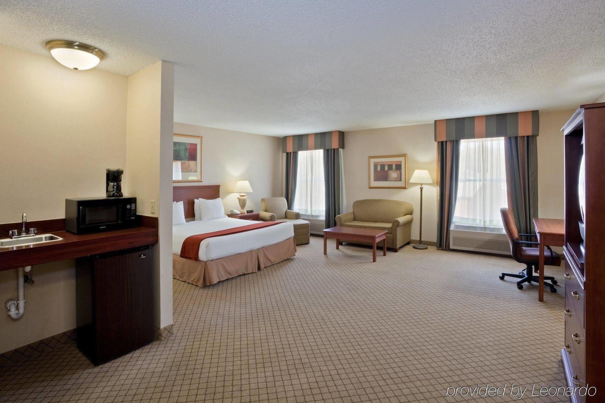 Windsor Inn & Suites Dodge City Exterior photo